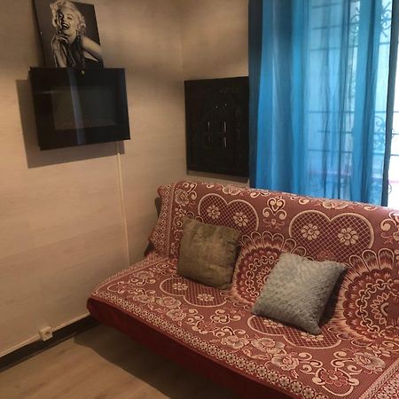 Studio "Maryline" Sejours Parisiens Abordables - Rez De Chaussee Sur Beau Patio Ombrage- Accessible Handcaps - Grand Canape-Lit Clic Clac 2 Places - Cuisine Equipee - Salle De Bains - 5 Minutes Du Metro Brochant Ligne 13,Bus 74 Et 31 Extérieur photo