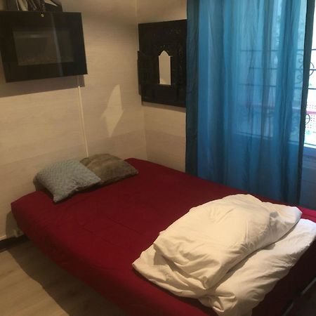 Studio "Maryline" Sejours Parisiens Abordables - Rez De Chaussee Sur Beau Patio Ombrage- Accessible Handcaps - Grand Canape-Lit Clic Clac 2 Places - Cuisine Equipee - Salle De Bains - 5 Minutes Du Metro Brochant Ligne 13,Bus 74 Et 31 Extérieur photo