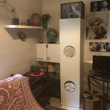 Studio "Maryline" Sejours Parisiens Abordables - Rez De Chaussee Sur Beau Patio Ombrage- Accessible Handcaps - Grand Canape-Lit Clic Clac 2 Places - Cuisine Equipee - Salle De Bains - 5 Minutes Du Metro Brochant Ligne 13,Bus 74 Et 31 Extérieur photo
