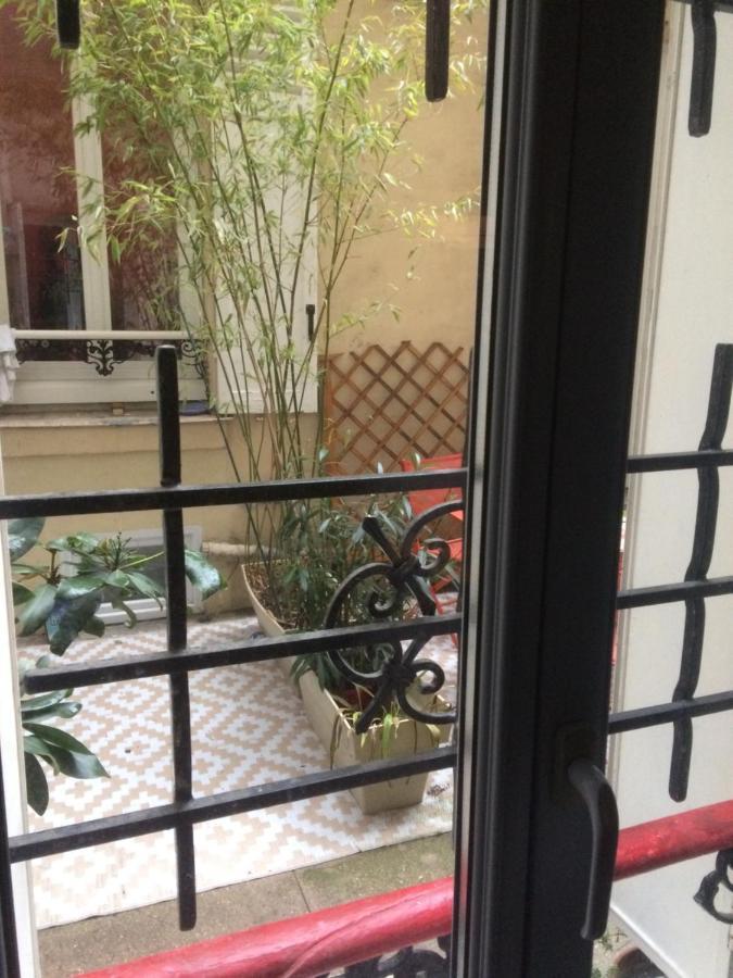 Studio "Maryline" Sejours Parisiens Abordables - Rez De Chaussee Sur Beau Patio Ombrage- Accessible Handcaps - Grand Canape-Lit Clic Clac 2 Places - Cuisine Equipee - Salle De Bains - 5 Minutes Du Metro Brochant Ligne 13,Bus 74 Et 31 Extérieur photo