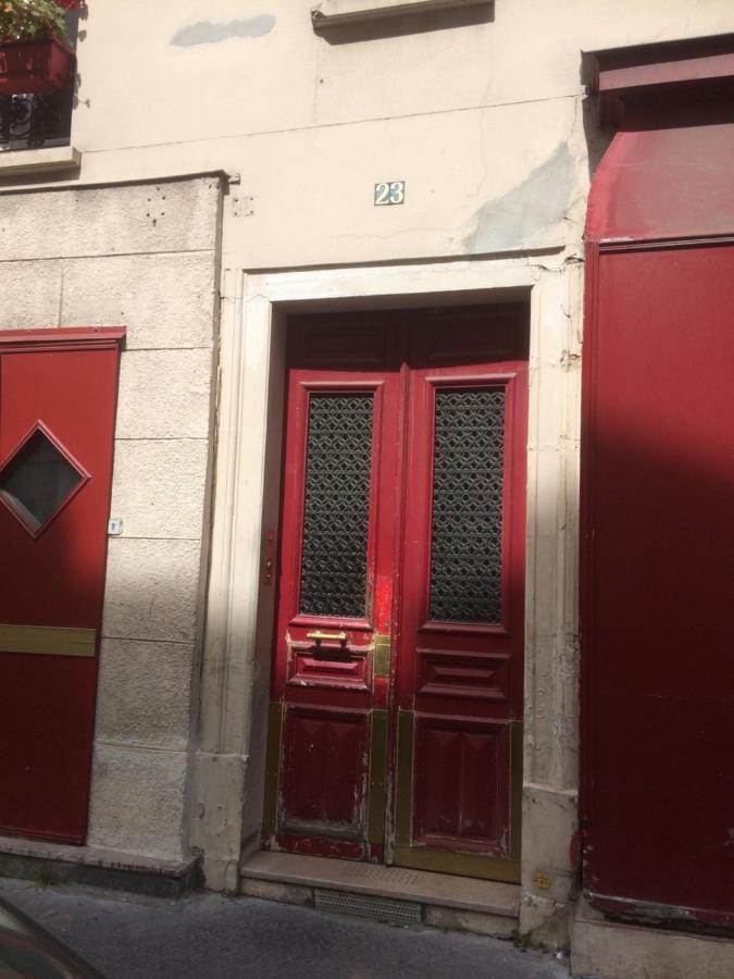 Studio "Maryline" Sejours Parisiens Abordables - Rez De Chaussee Sur Beau Patio Ombrage- Accessible Handcaps - Grand Canape-Lit Clic Clac 2 Places - Cuisine Equipee - Salle De Bains - 5 Minutes Du Metro Brochant Ligne 13,Bus 74 Et 31 Extérieur photo
