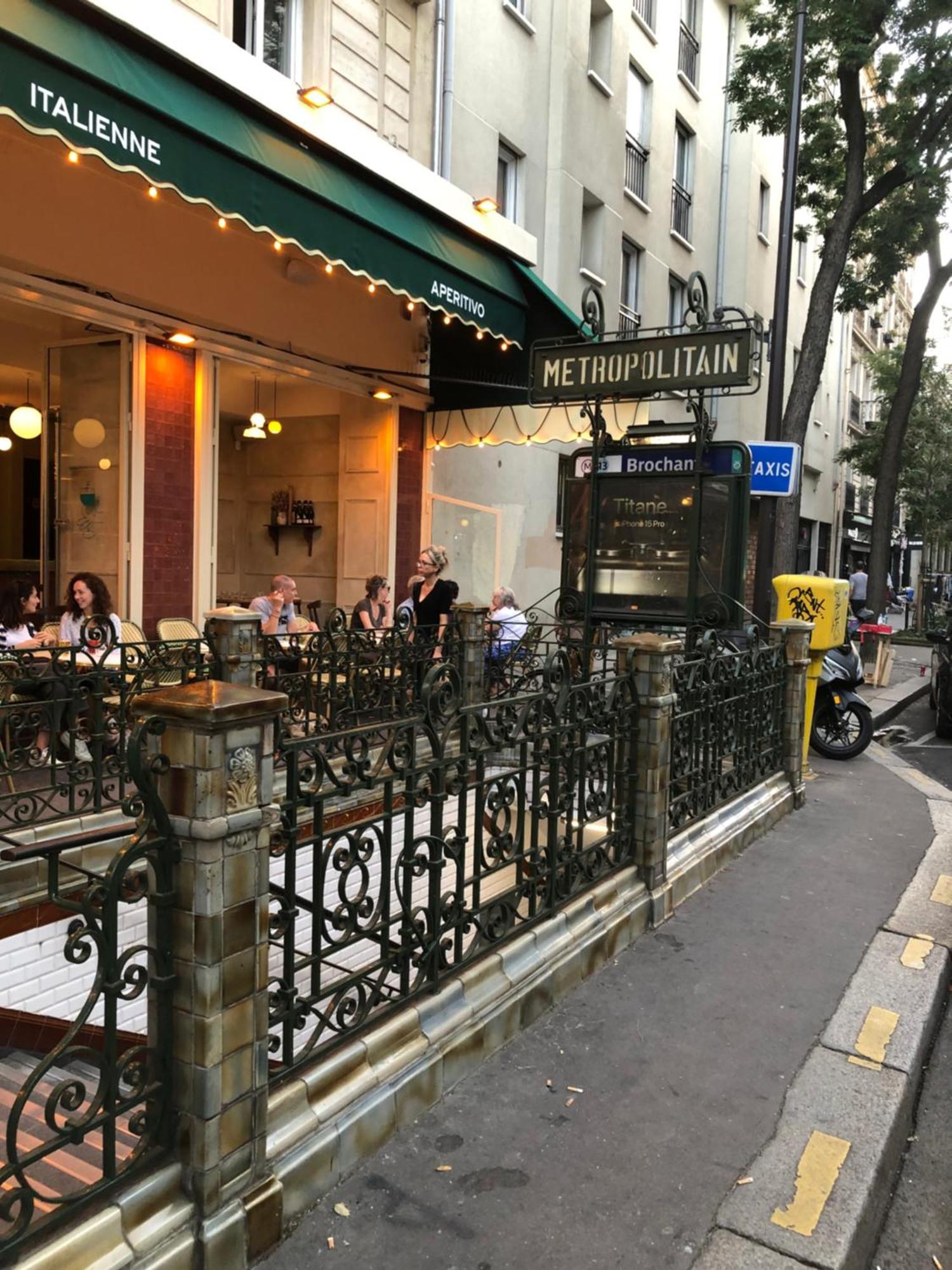 Studio "Maryline" Sejours Parisiens Abordables - Rez De Chaussee Sur Beau Patio Ombrage- Accessible Handcaps - Grand Canape-Lit Clic Clac 2 Places - Cuisine Equipee - Salle De Bains - 5 Minutes Du Metro Brochant Ligne 13,Bus 74 Et 31 Extérieur photo