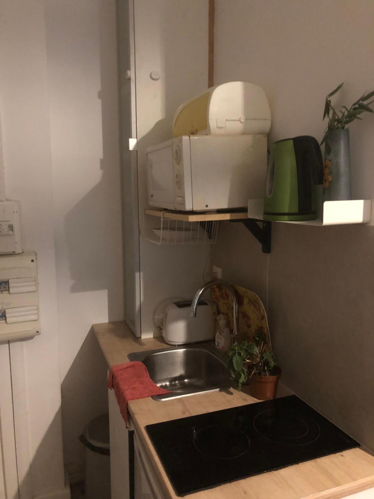 Studio "Maryline" Sejours Parisiens Abordables - Rez De Chaussee Sur Beau Patio Ombrage- Accessible Handcaps - Grand Canape-Lit Clic Clac 2 Places - Cuisine Equipee - Salle De Bains - 5 Minutes Du Metro Brochant Ligne 13,Bus 74 Et 31 Extérieur photo
