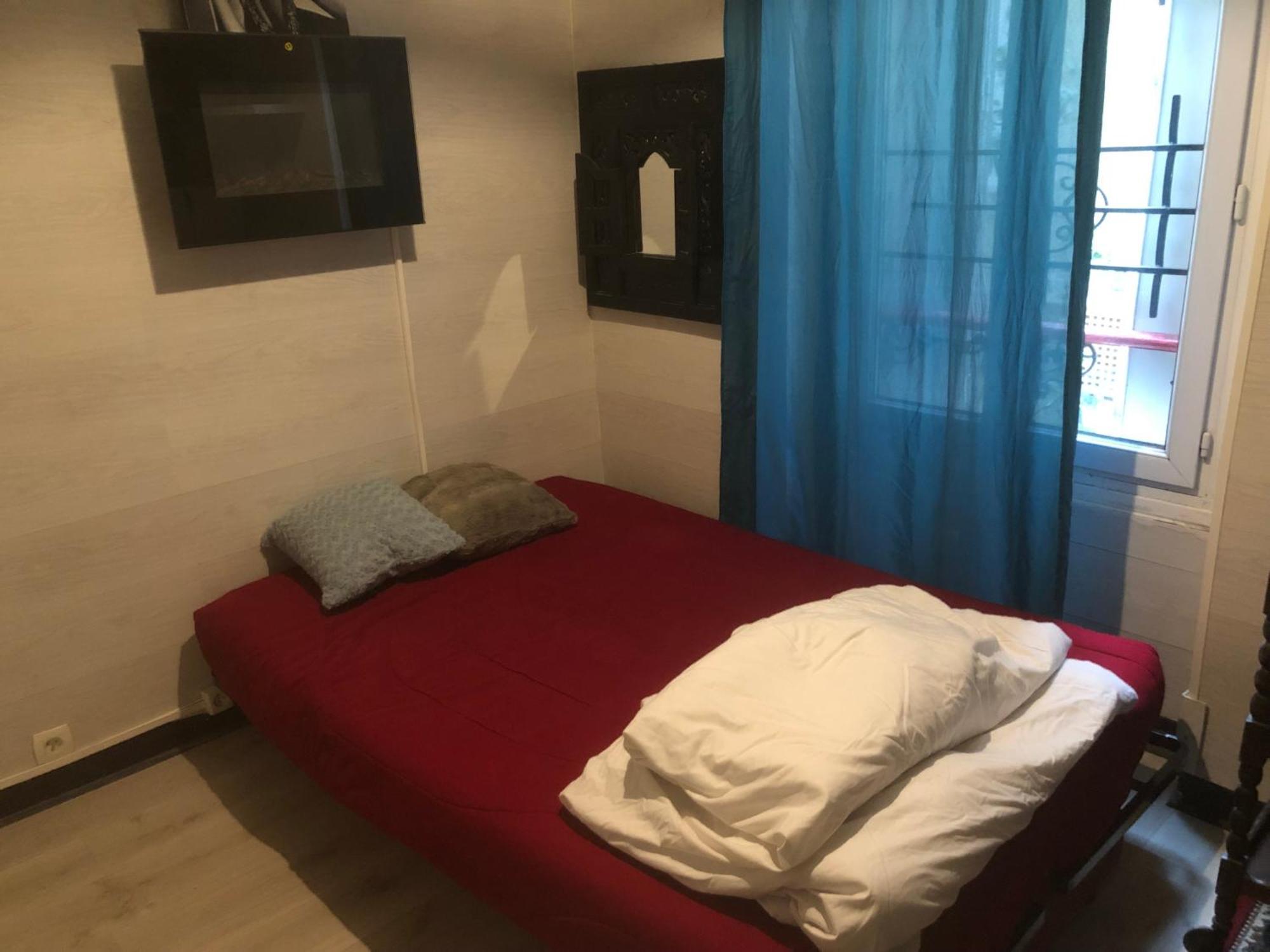 Studio "Maryline" Sejours Parisiens Abordables - Rez De Chaussee Sur Beau Patio Ombrage- Accessible Handcaps - Grand Canape-Lit Clic Clac 2 Places - Cuisine Equipee - Salle De Bains - 5 Minutes Du Metro Brochant Ligne 13,Bus 74 Et 31 Extérieur photo